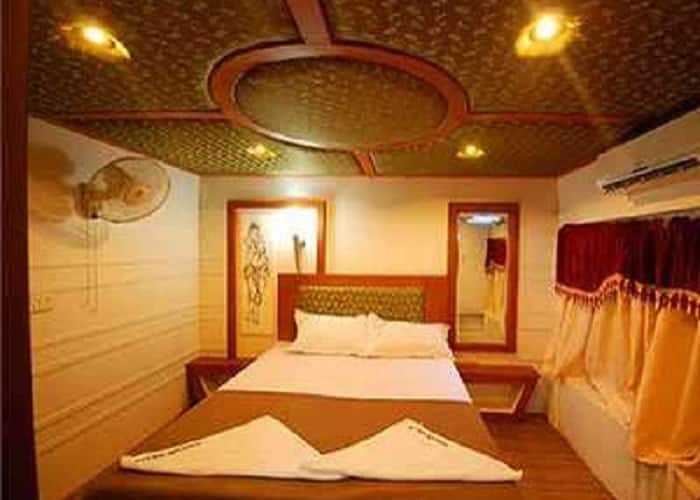 River and Country Deluxe Houseboat, Alleppey 3